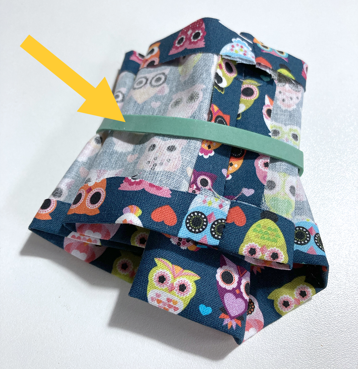 Gummiring über den Stoffring schieben