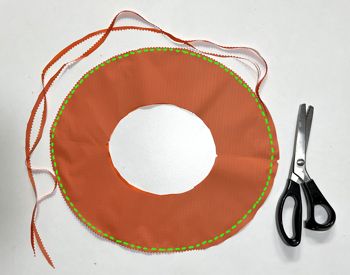 Außenrand der Hutkrempe nähen