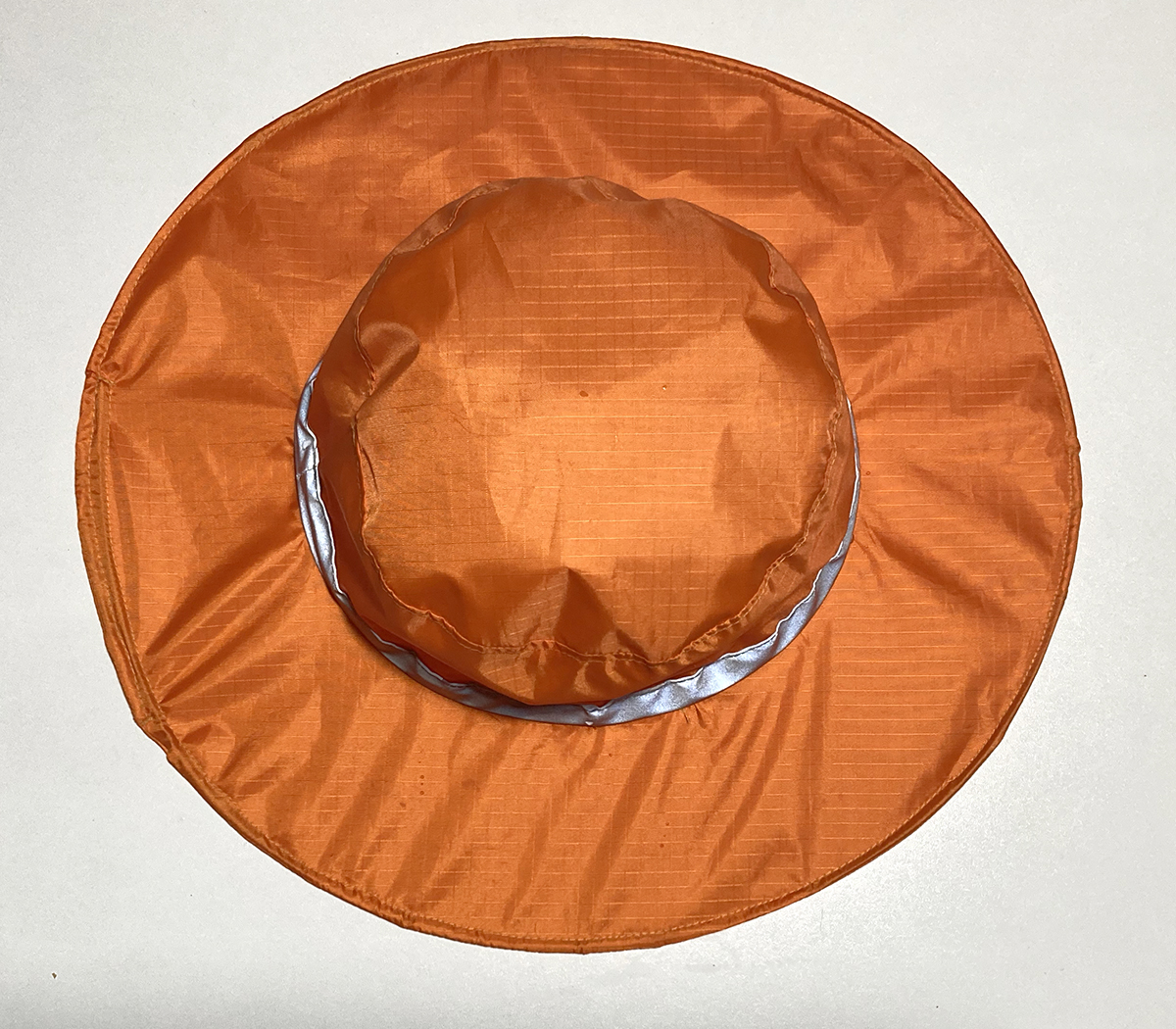 der fertig genähte Regenhut